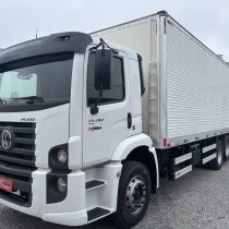 VW 24280 ano 2023 baú 8 MT isotérmico e canaletado