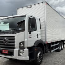 VW 26.260 ano 2025 baú 8,5 mt apenas 40 mil km
