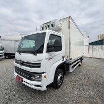 VW 11.180 ano 2023 baú frigorífico 5,20 mt com Gancheira