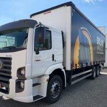 VW 24.280 ano 2023 leito baú sider 8,65 mt com plataforma elevatória