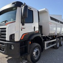 Traçado VW 31.320 ano 2025 caçamba 13 mts