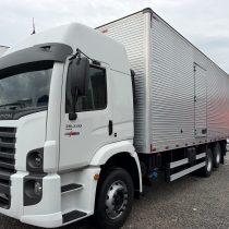 VW 26.320 ano 2025 leito teto alto automático baú 8,5 mts 65 mil kilômetros