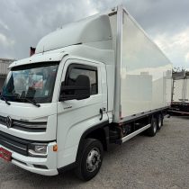 VW 13.180 ano 2025 baú 7,30 mts isotérmico e canaletado