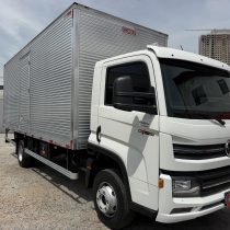 VW 11.180 ano 2022 baú 6,20 mts apenas 55 mil km